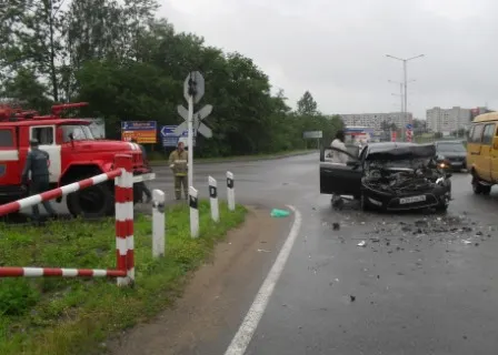 В Тутаеве Ярославской области «Форд» разбился всмятку при столкновении с автобусом «ПАЗ»
