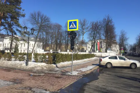 В Ярославле под окнами губернатора устроили парковку
