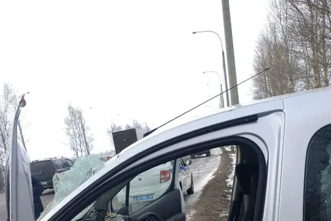 В Ярославле иномарка снесла столб: фото