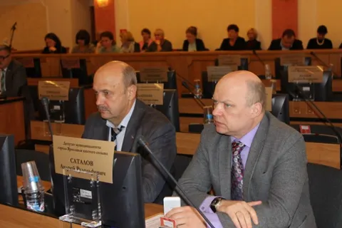 Детская площадка в центре Ярославля раскола ряды депутатов муниципалитета