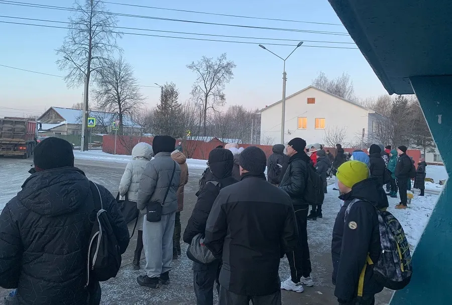 Жители поселка под Ярославлем замерзали на остановке из-за срыва рейса