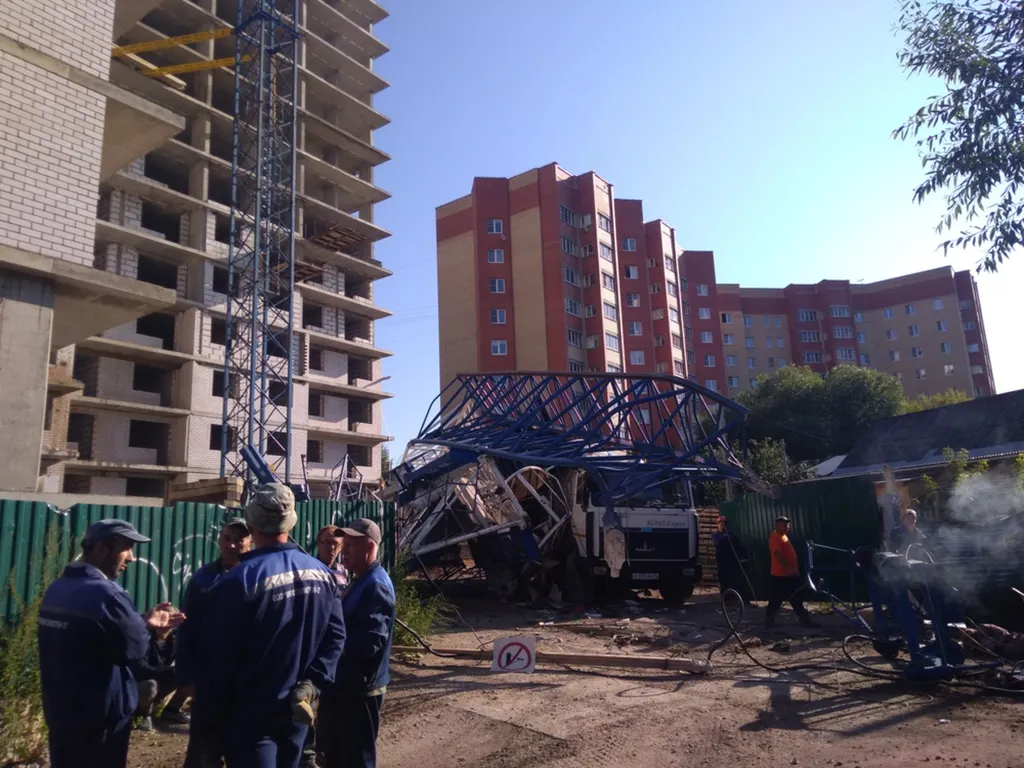 В Ярославле на бетономешалку рухнул строительный кран