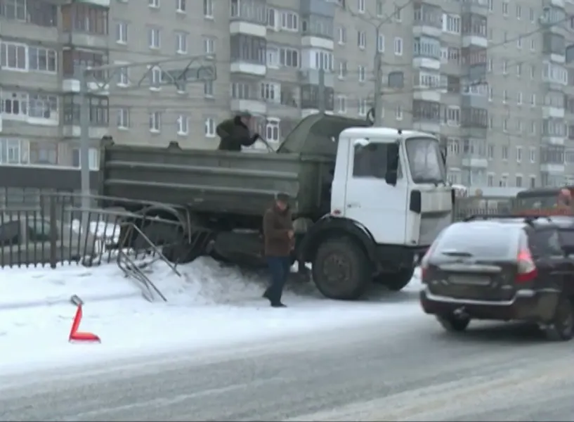 В Ярославле грузовик снес ограждение между полосами движения