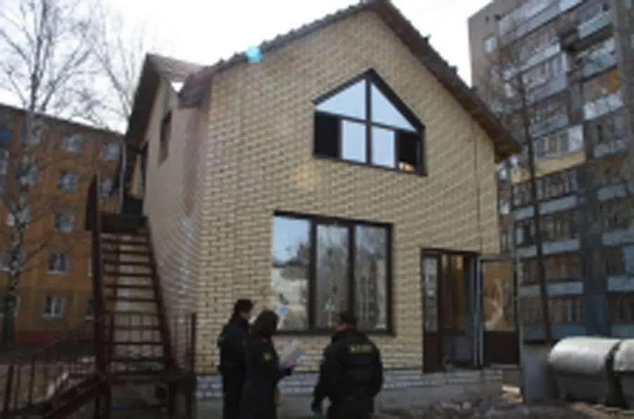 В Дзержинском районе Ярославля демонтируют двухэтажное кирпичное здание за долги