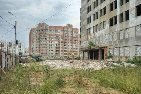 В Ярославле начался снос детской поликлиники-недостроя