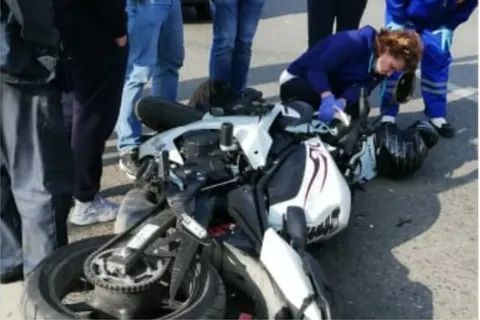 В Ярославле в результате ДТП байкер попал в больницу: видео