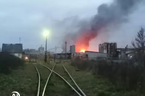 В Рыбинске горит элеватор