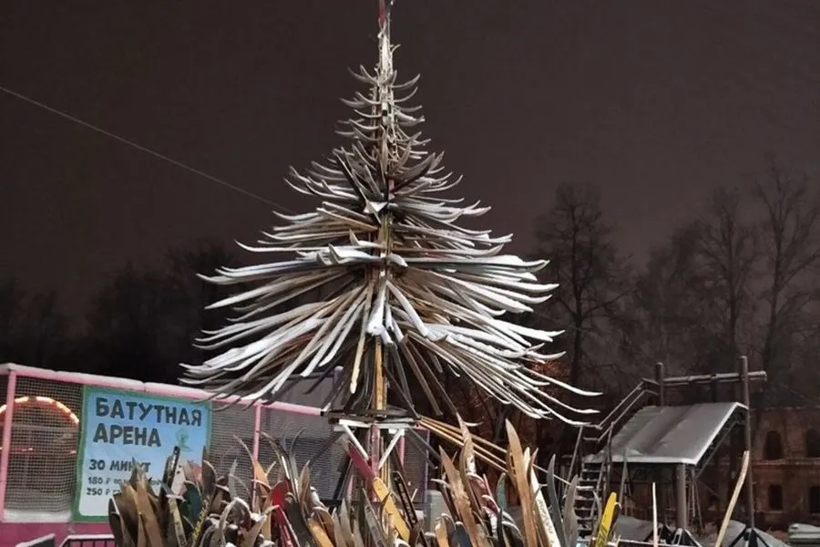 В Рыбинске собрали елку из старых лыж