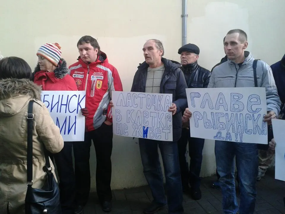 Известные горожане c транспарантами пришли поддержать мэра Рыбинска Ярославской области. С фото