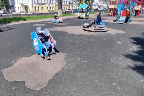 В Ярославле разваливается детский городок за Волковским театром