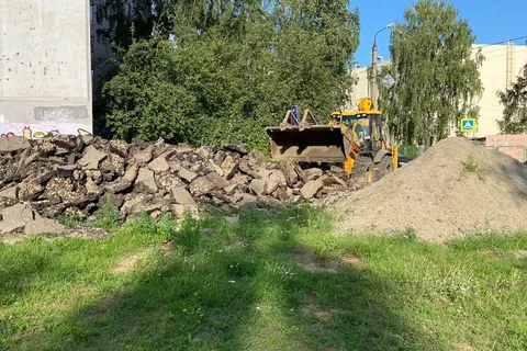 Дорогу к ярославской школе завалили старым асфальтом