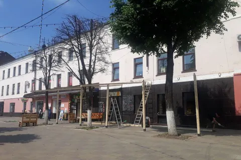 В центре Ярославля устанавливают летние кафе