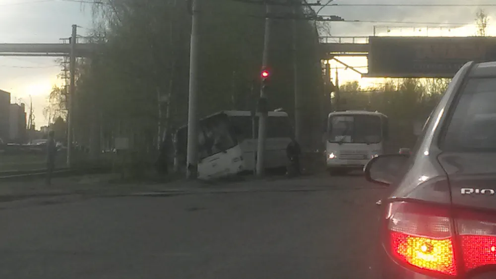 В Ярославле опрокинулся на бок рейсовый автобус