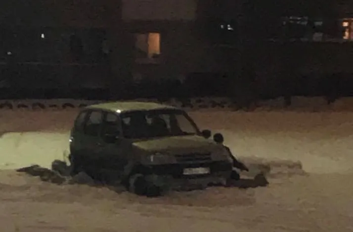 Сюрприз под снегом: в Ярославле внедорожник застрял на рельсах