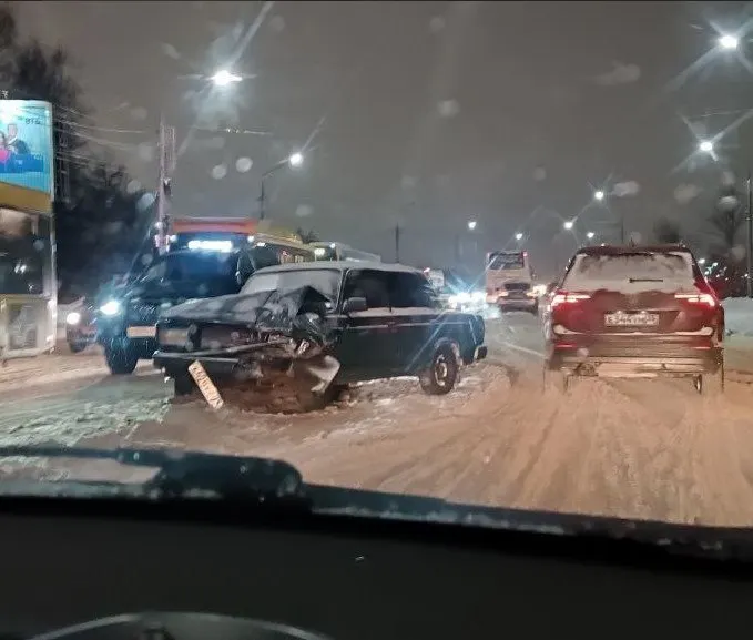 В Ярославле Октябрьский мост встал из-за аварий