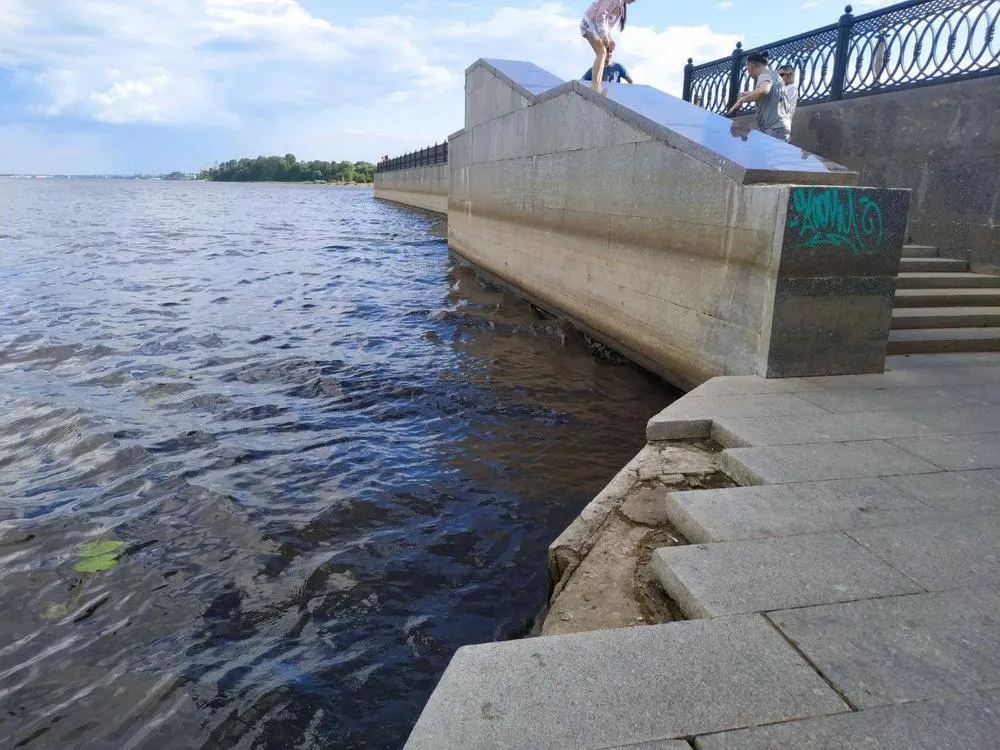 В Ярославле на Стрелке подклеят плитку
