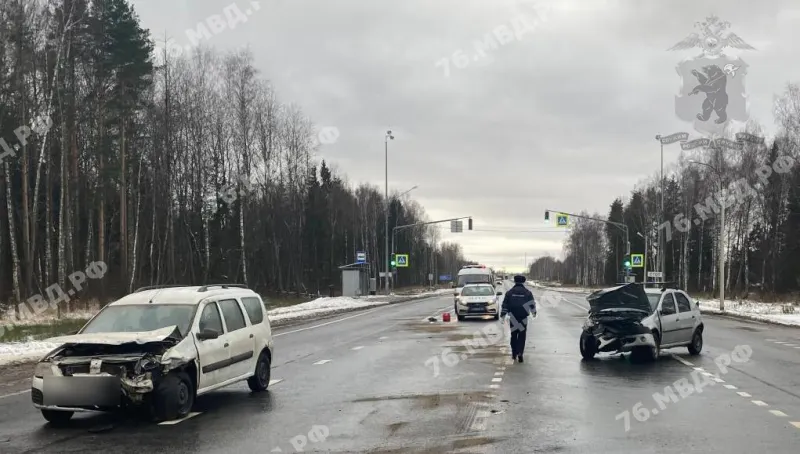 В Ярославском районе столкнулись три автомобиля: пострадали три человека