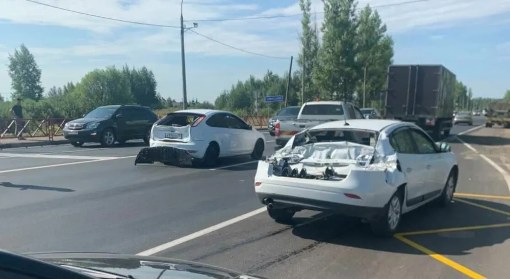 В Ярославле на ЮЗОД военный автомобиль протаранил две легковушки