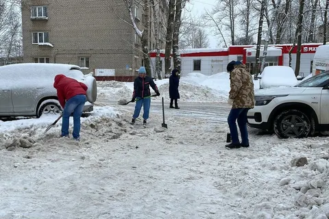 «Вместе мы сила»: ярославцы сами убирают дворы от снега