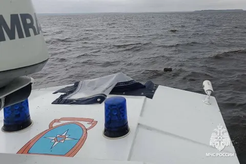 Ярославские спасатели помогли выпавшему из лодки рыбаку