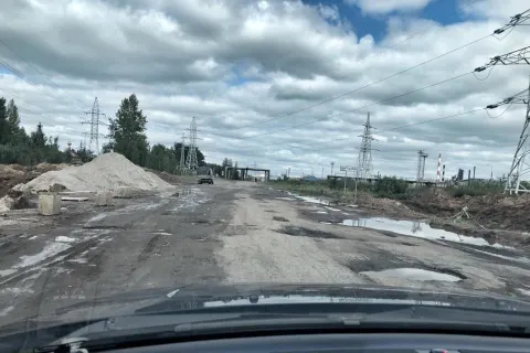 Символично: отремонтированная дорога закончилась перед знаком «Ярославль»
