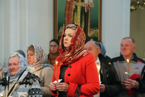 Ярославцы несут цветы к мемориалу погибшим хоккеистам «Локомотива»