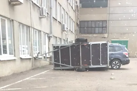В Ярославле из-за ураганного ветра упала стена подъезда