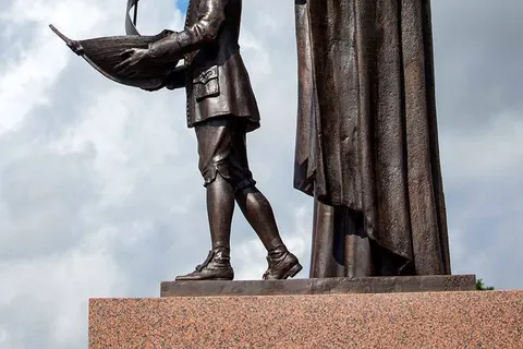 Адмиралу Ушакову открыли памятник на месте его крещения