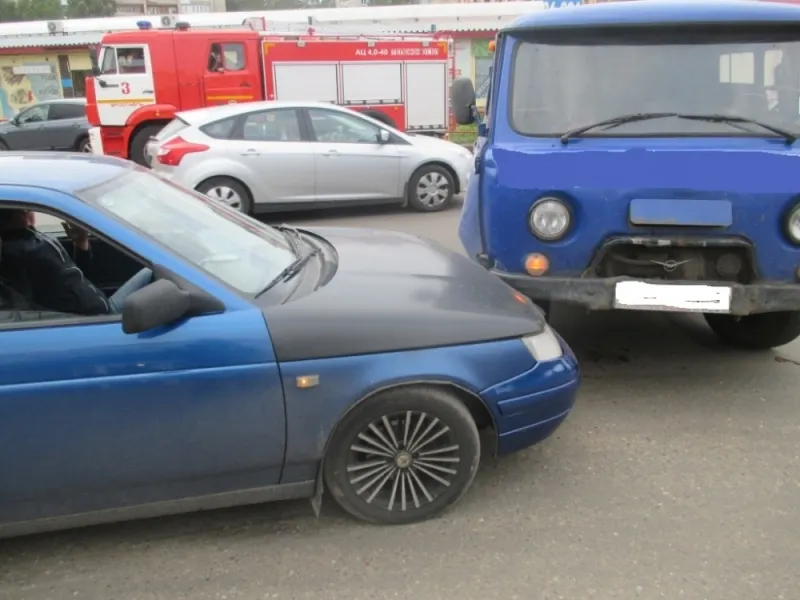 В Ярославле сразу две машины «Почты России» попали в аварию
