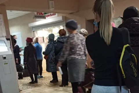 В Ярославской области в поликлиниках выстраиваются огромные очереди