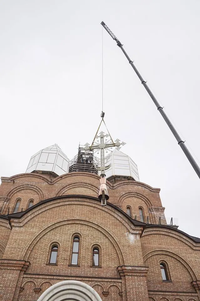 В Ярославле центральный купол Свято-Тихоновского храма увенчали крестом