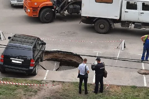 В Ярославле на парковке у торгового центра провалился асфальт
