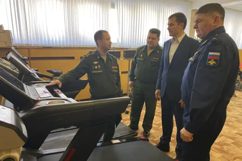 Мэр Ярославля вручил училищу ПВО беговую дорожку