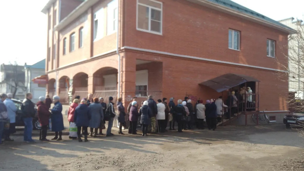 В Ярославской области вновь появилась очередь-гигант: за чем стоят
