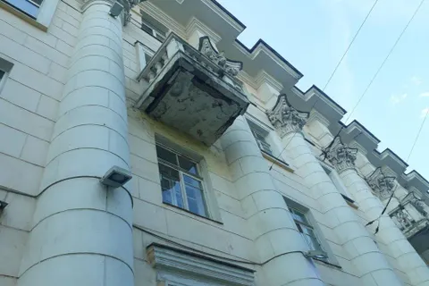 Пешеходы рискуют головой: в центре Ярославля рушатся фасады и балконы