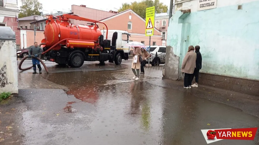 В центре Ярославля пытались откачать «вечную» лужу