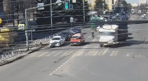В Ярославле автокран оборвал троллейбусные провода