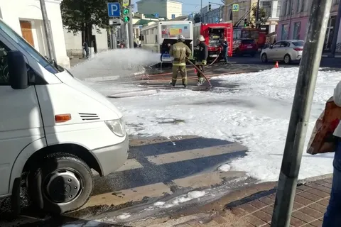ЧП с пассажирским автобусом: центр Ярославля залили пеной
