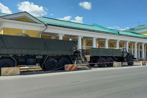 С центральной улицы Ярославля военные вывозят плитку