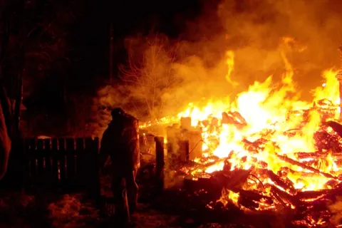 В сгоревшей бане в Ярославском районе обнаружили труп мужчины
