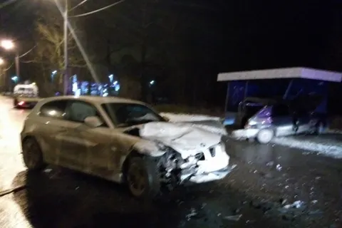В Ярославле Жигули снесли остановку: есть пострадавшие