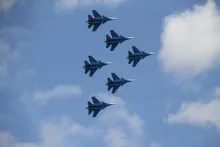 В Ярославле мэр Рыбинска спустился к Валентине Терешковой на парашюте с букетом ромашек