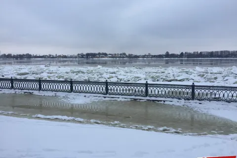 В Ярославле затопило Волжскую Набережную: видео