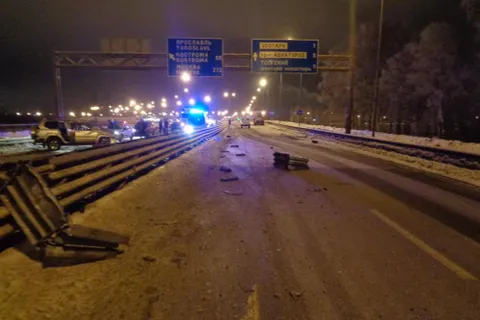 В Ярославле «Тойота» протаранила дорожное ограждение