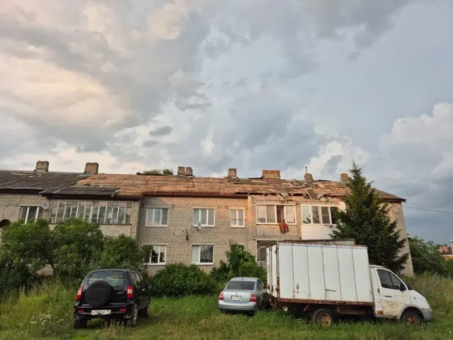 В поселке под Ярославлем у жилых домов снесло кровли