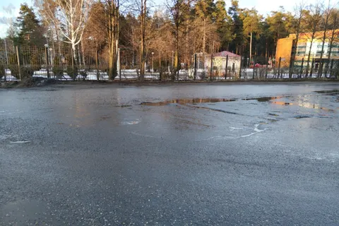 Ярославцы требуют заделать яму около областной больницы