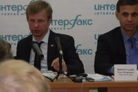 Мэр Ярославля Евгений Урлашов: «А в зоне ЮНЕСКО мы обязательно сделаем передвижные торговые конструкции, на колесиках там, такие красивые передвижные ларьки»