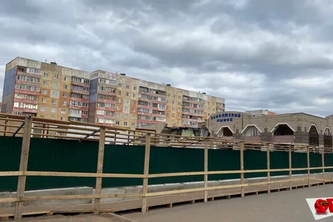 Здание Заволжского рынка в Ярославле сносит экскаватор