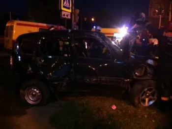 В Ярославле «Нива» снесла забор и врезалась в дерево