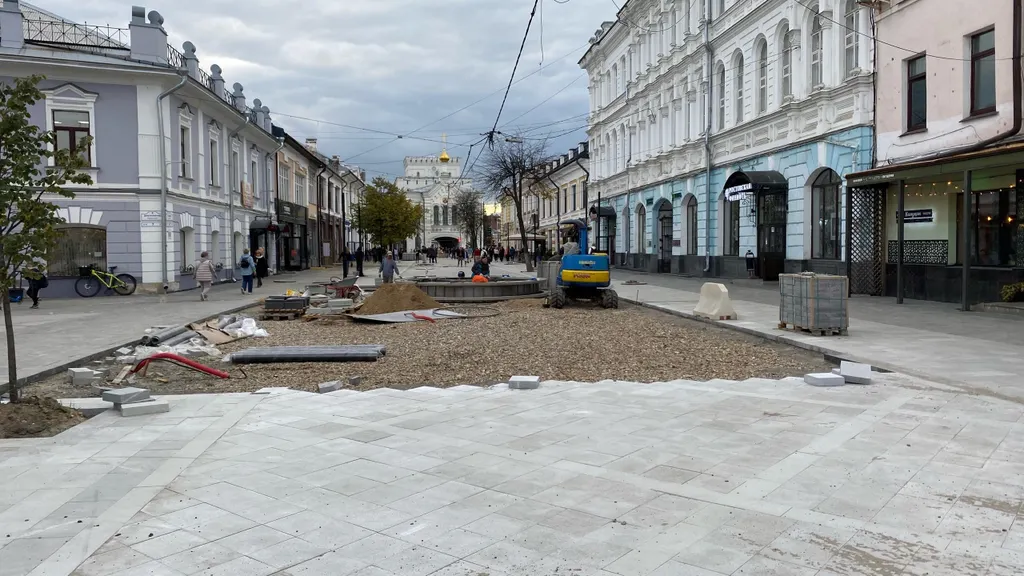 В пешеходном центре Ярославля монтируют новый фонтан